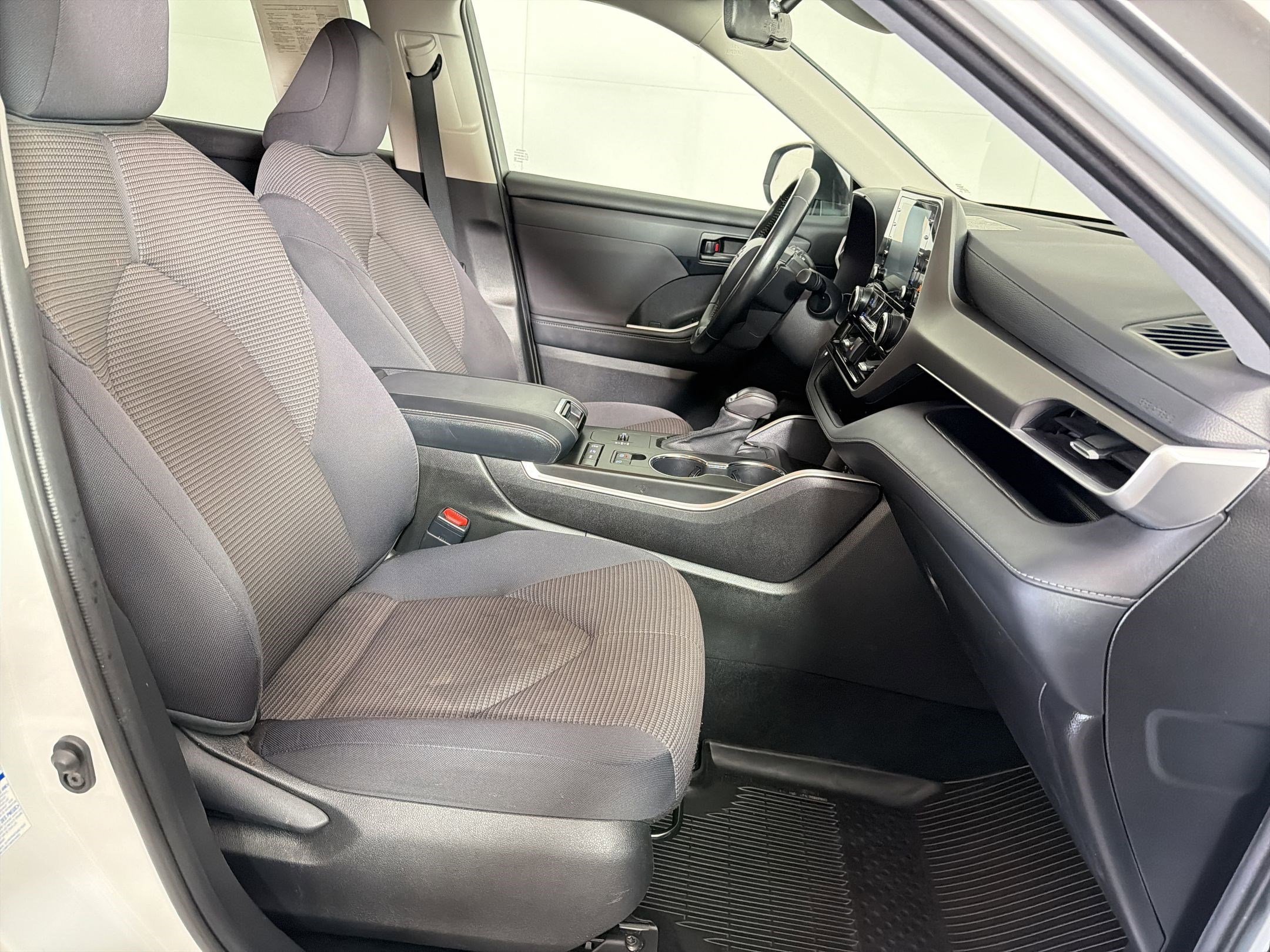 Used 2022 Toyota Highlander LE AWD/4WD image 30