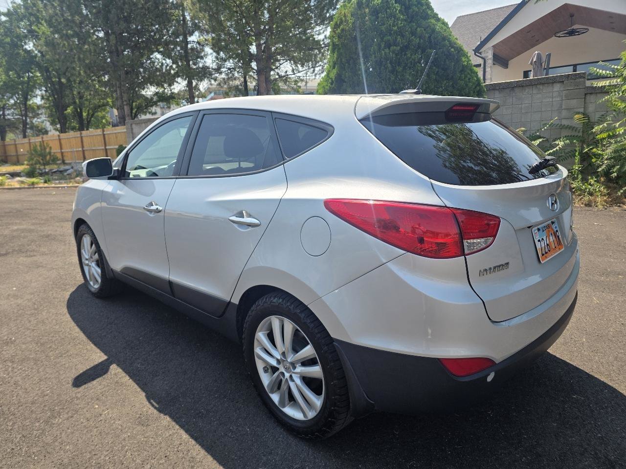 Used 2011 Hyundai Tucson Limited w/ Premium Pkg 3 AWD/4WD image 3