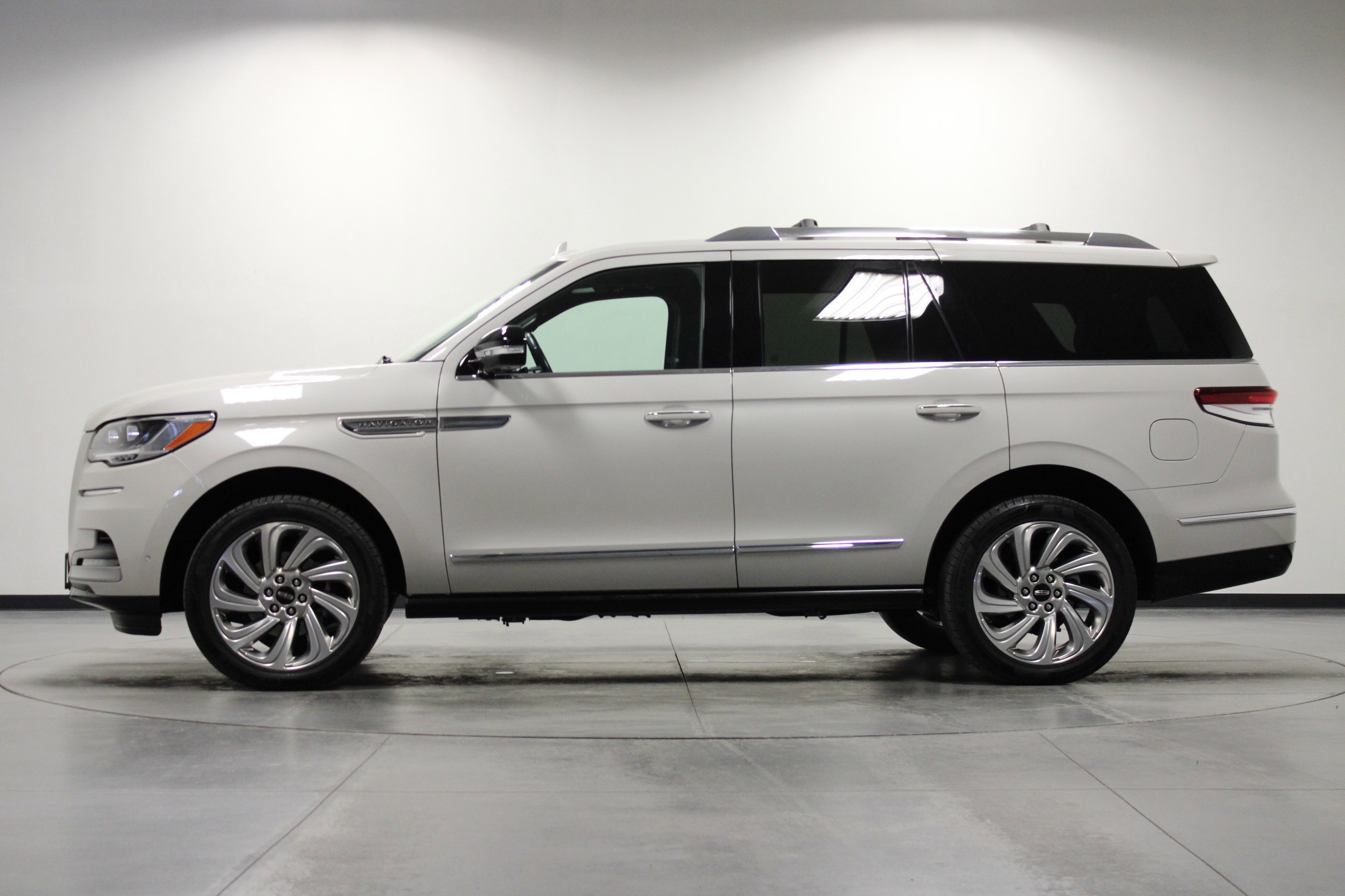 Used 2024 Lincoln Navigator Reserve AWD/4WD image 7