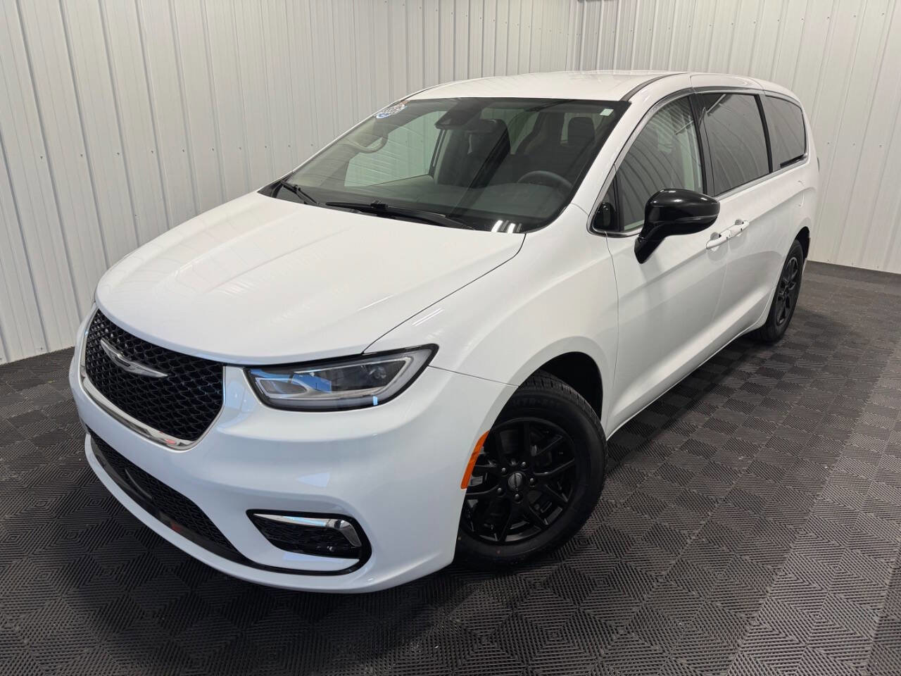 Used 2024 Chrysler Pacifica Touring-L FWD image 44