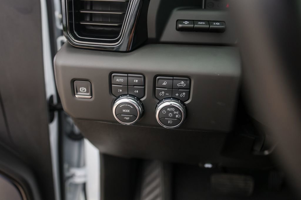 Used 2025 GMC Sierra 2500 AT4X image 18