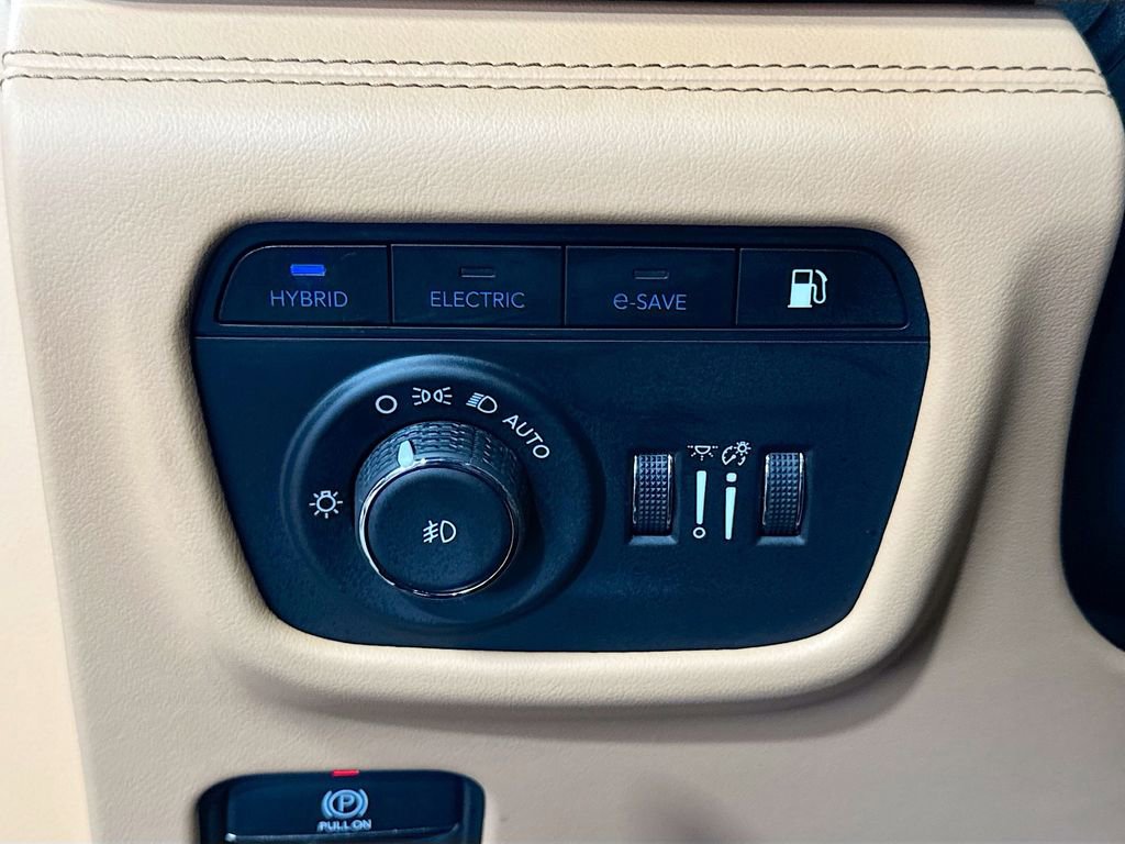Used 2023 Jeep Grand Cherokee Summit AWD/4WD image 25