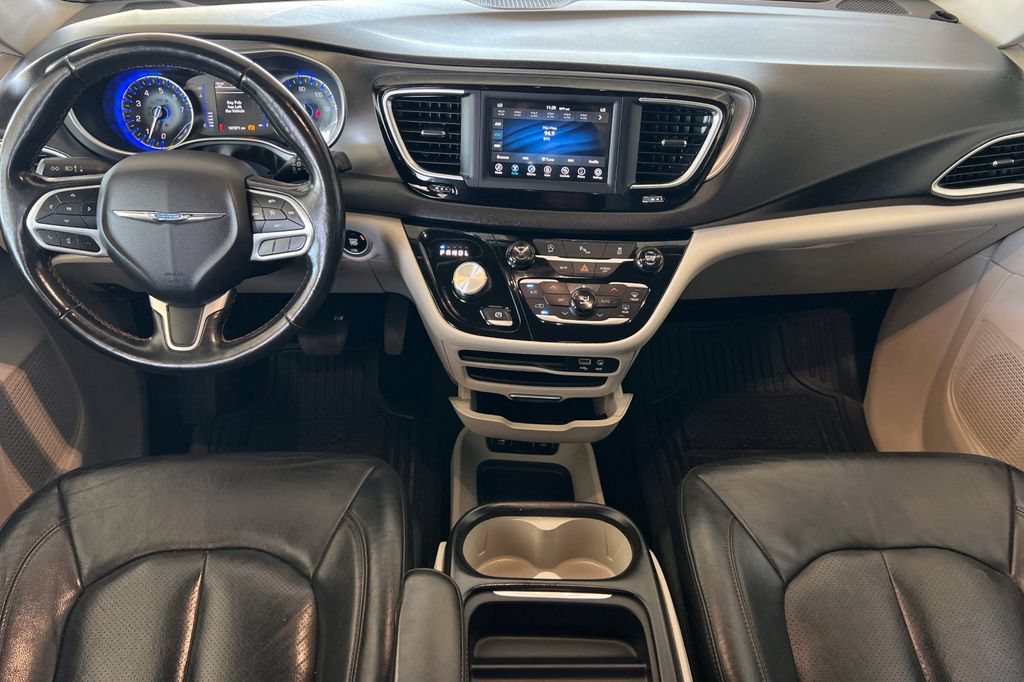 Used 2020 Chrysler Pacifica Touring-L FWD image 15