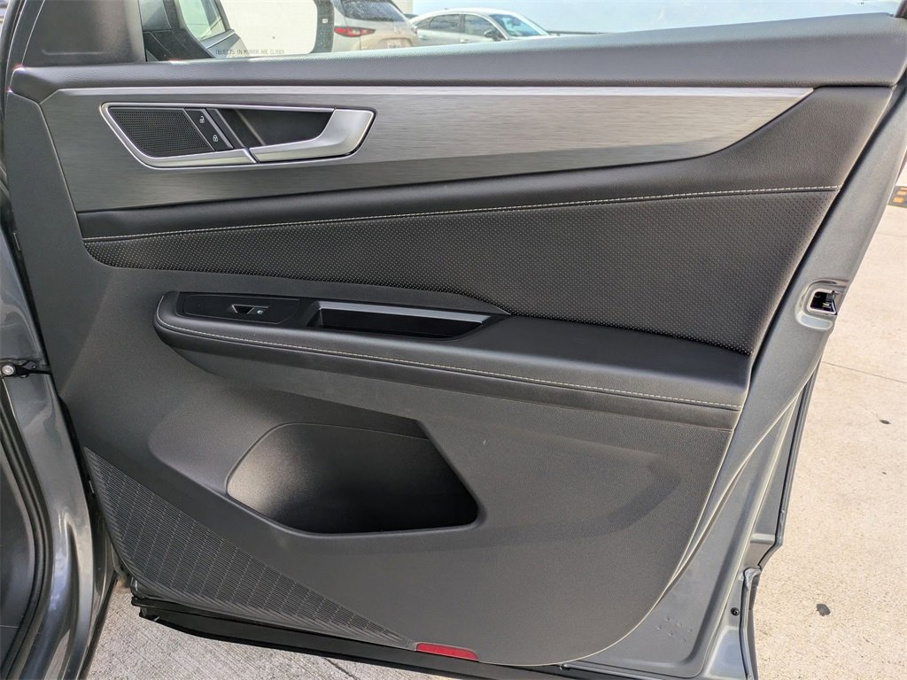 Used 2025 Volkswagen Atlas Cross Sport SE image 34