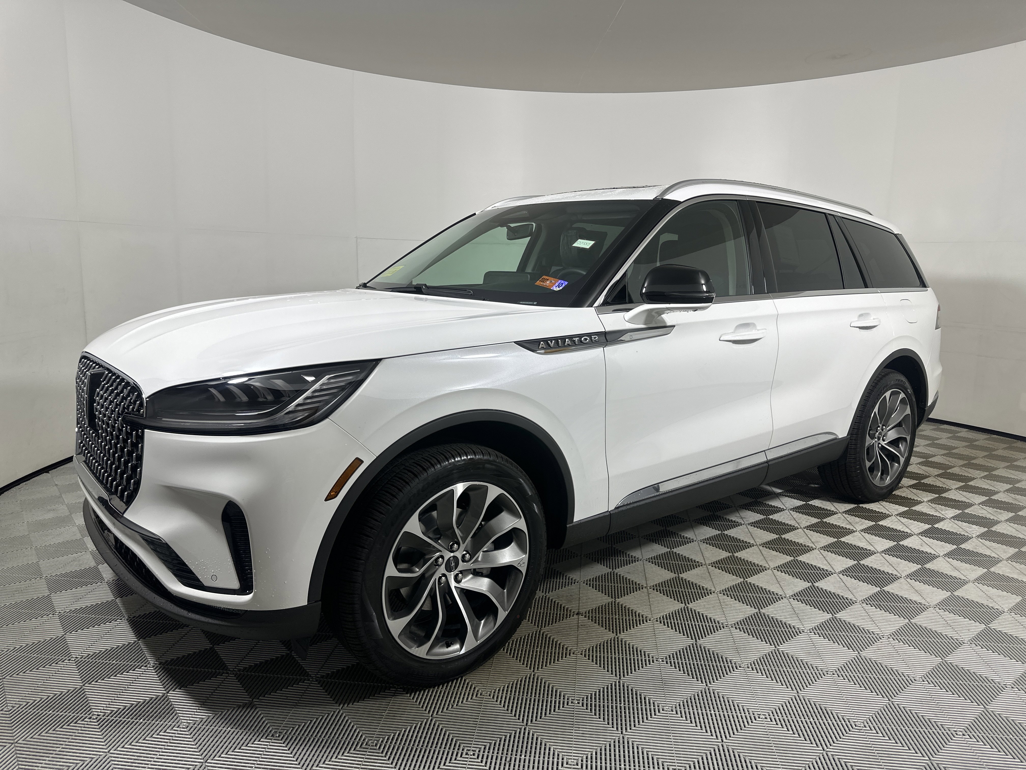 New 2025 Lincoln Aviator AWD image 3