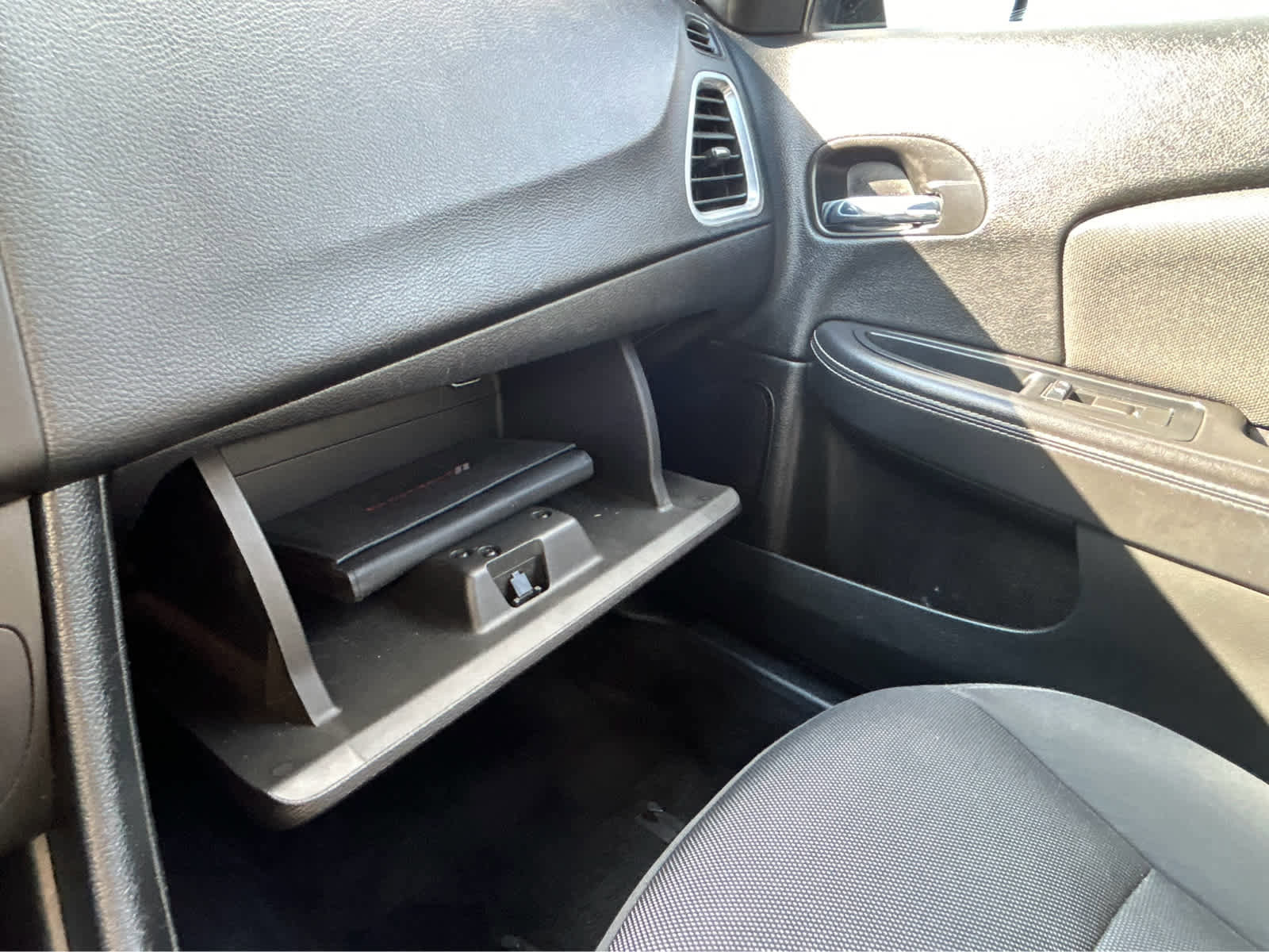 Used 2013 Dodge Avenger SE image 28