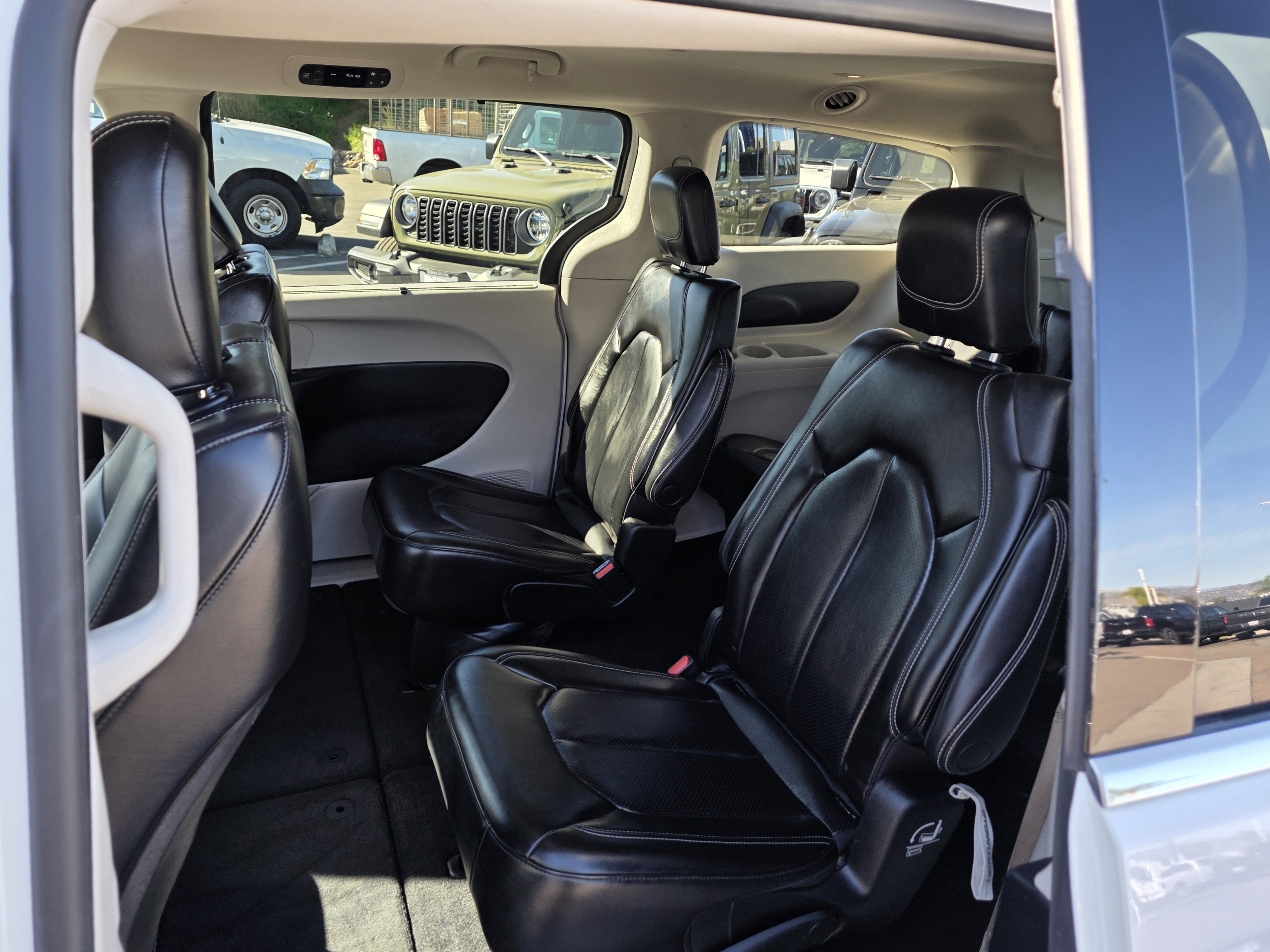 Certified 2023 Chrysler Pacifica Touring-L image 18