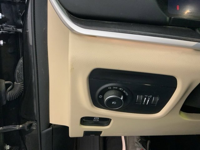 Used 2023 Jeep Grand Cherokee L Limited w/ Luxury Tech Group II image 19