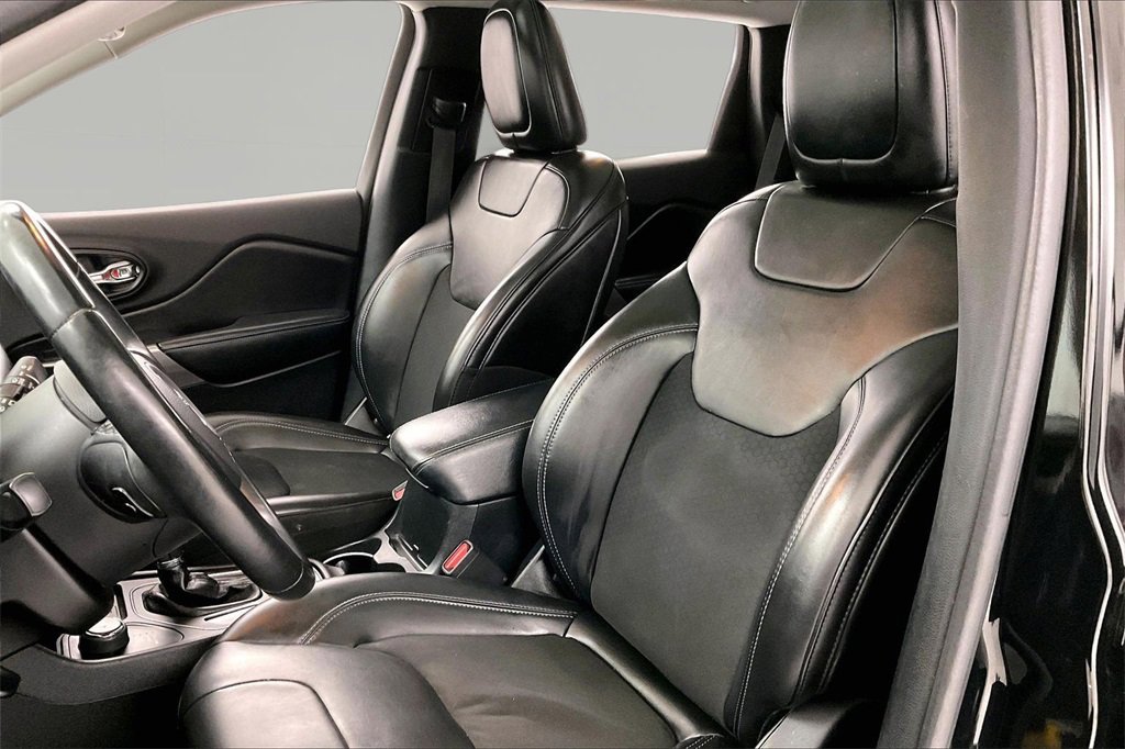 Used 2019 Jeep Cherokee Latitude Plus w/ Comfort/Convenience Group image 19