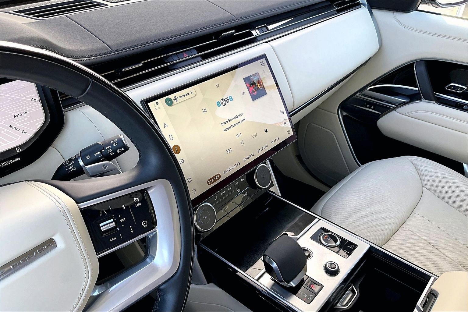 Used 2023 Land Rover Range Rover Long Wheelbase SE image 32