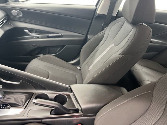Used 2025 Hyundai Elantra SE image 19