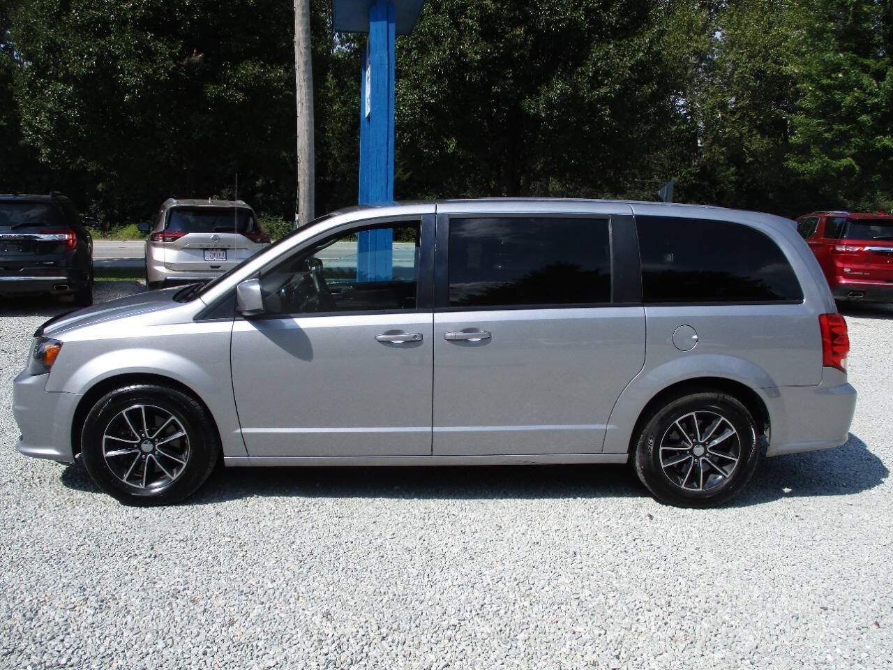 Used 2018 Dodge Grand Caravan SE FWD image 2