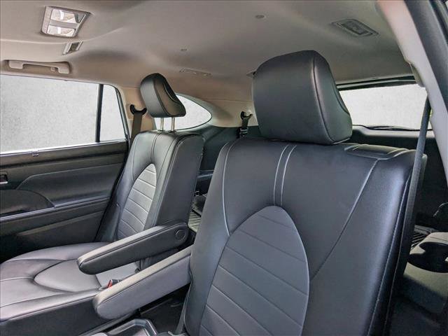 Used 2022 Toyota Highlander XLE FWD image 17