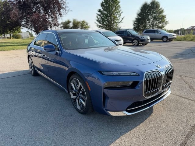 Used 2023 BMW i7 xDrive60 w/ Executive Package 2 AWD/4WD image 3