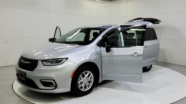 Used 2024 Chrysler Pacifica Touring-L FWD image 30