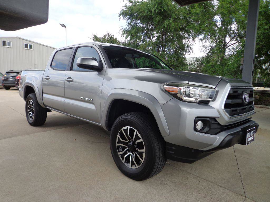 Used 2017 Toyota Tacoma 4x4 Double Cab image 3