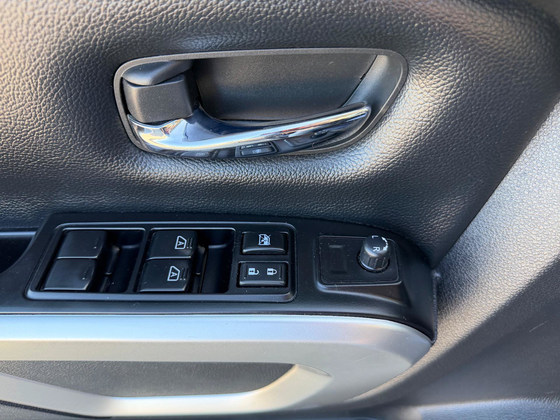 Used 2019 Nissan Titan SV AWD/4WD image 27
