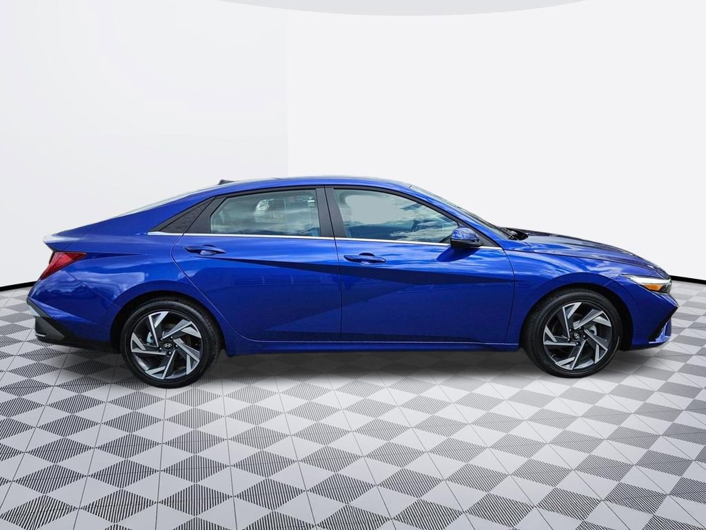 Certified 2025 Hyundai Elantra Limited w/ Cargo Package image 7