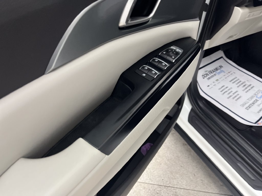 Used 2023 Kia Carnival LX FWD image 10