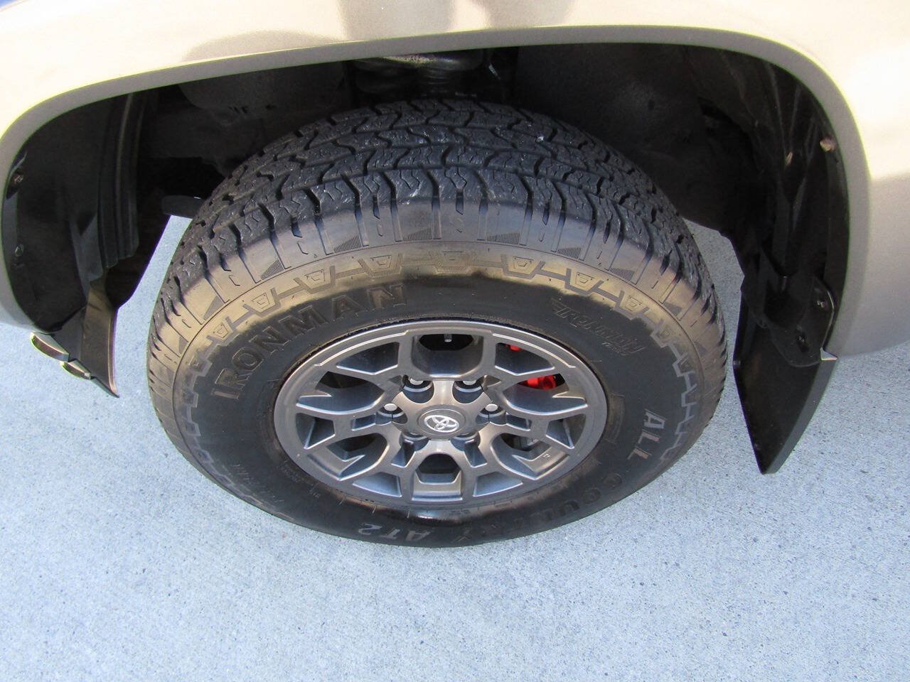 Used 2018 Toyota Tacoma SR5 AWD/4WD image 18