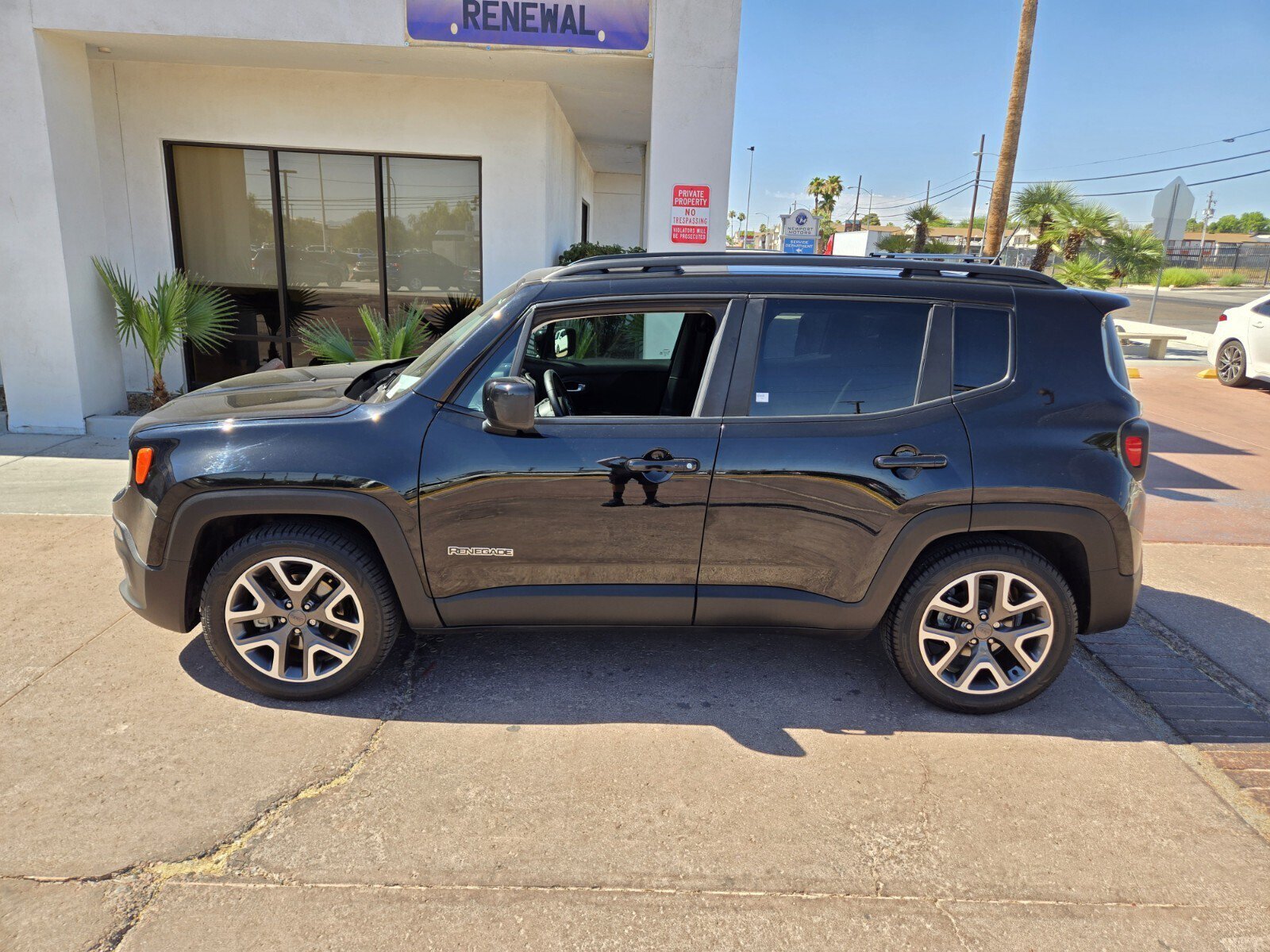 Used 2016 Jeep Renegade Latitude w/ Popular Equipment Group FWD image 2
