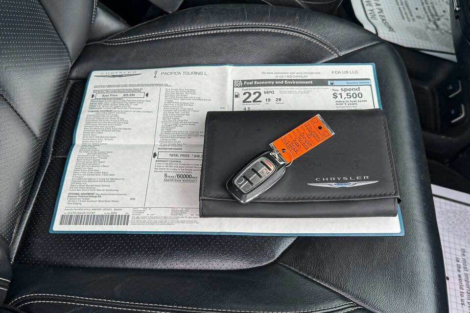 Used 2018 Chrysler Pacifica Touring-L w/ Premium Audio Group image 32