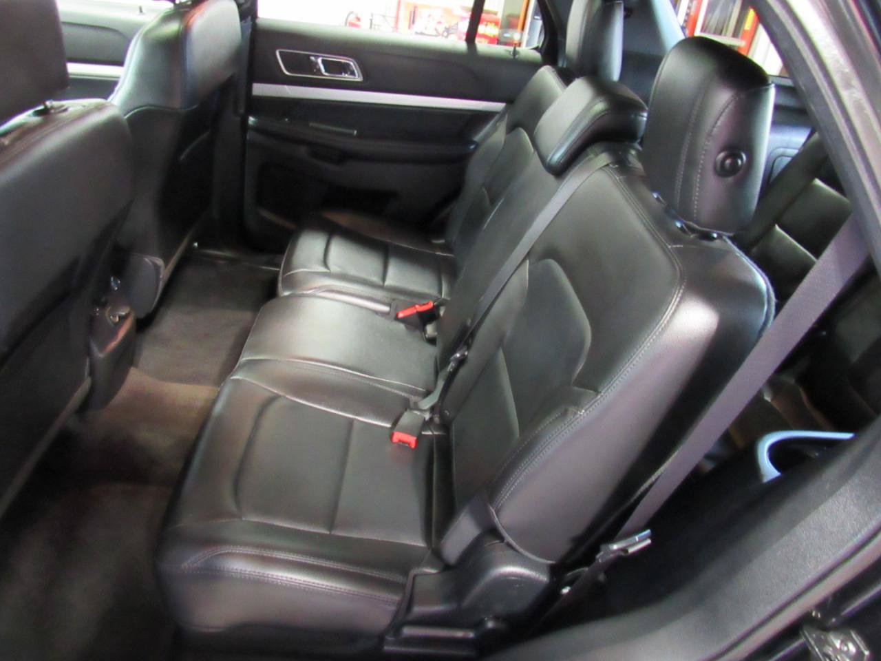 Used 2017 Ford Explorer XLT w/ Equipment Group 202A AWD/4WD image 29