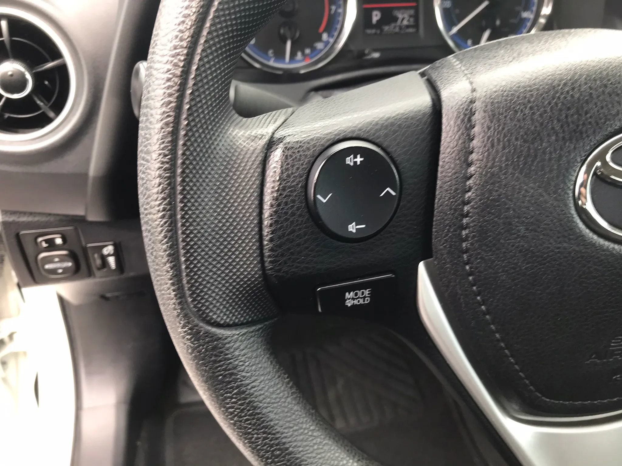 Used 2018 Toyota Corolla LE image 13