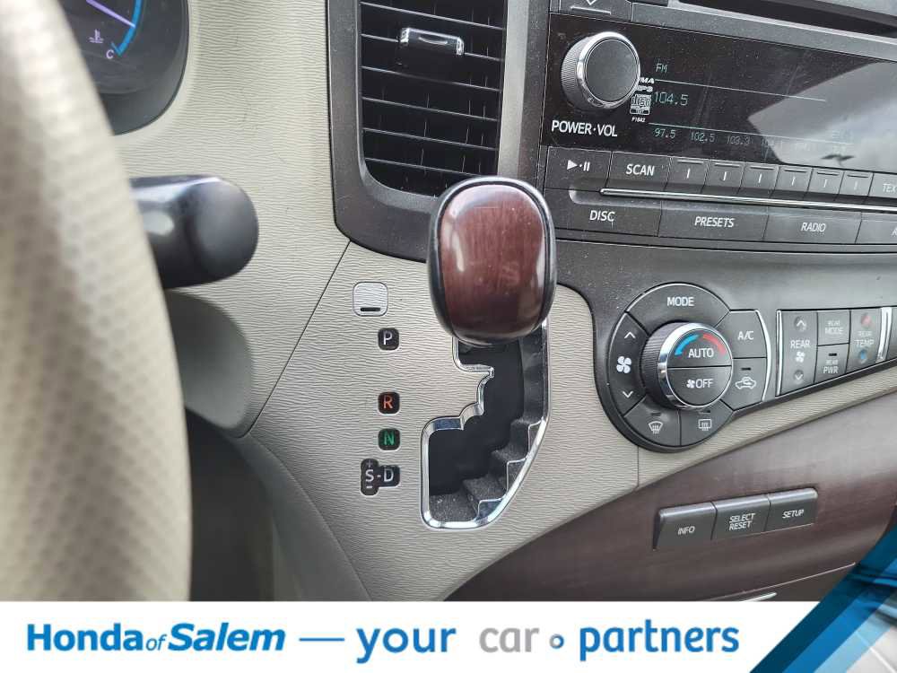 Used 2014 Toyota Sienna XLE image 17