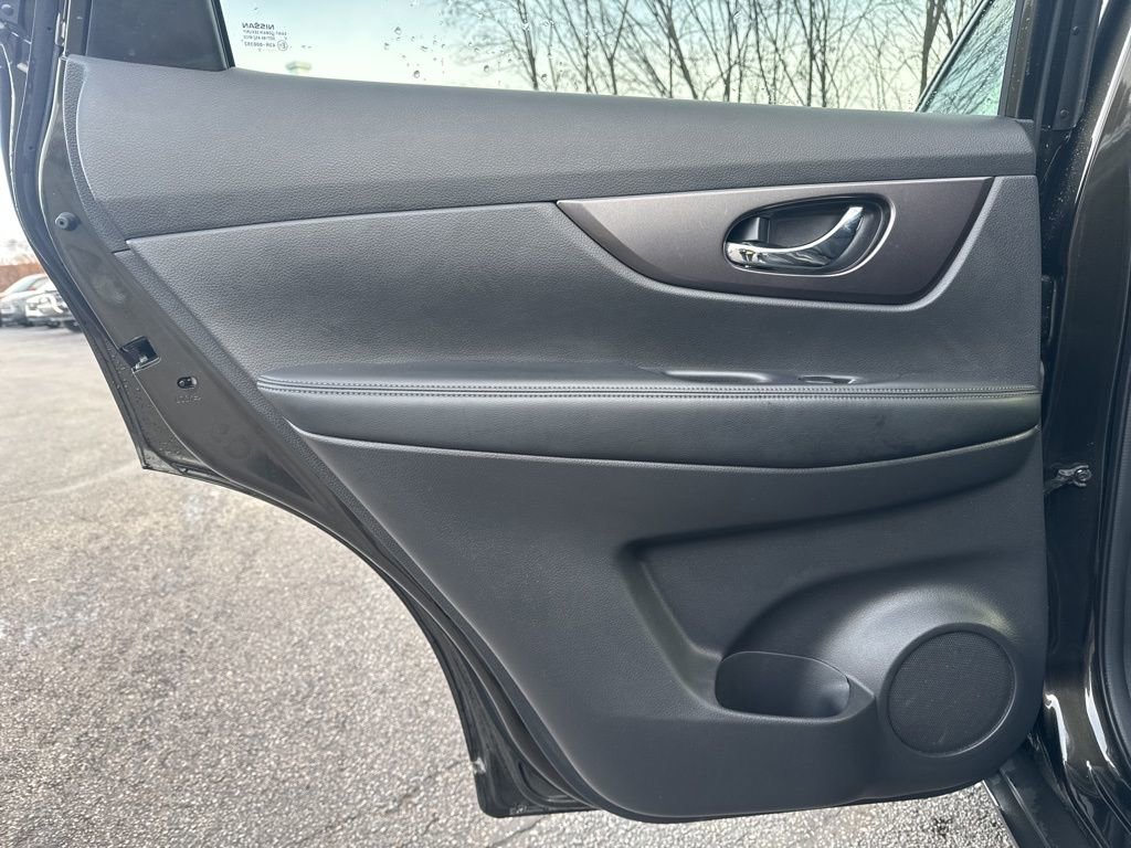 Used 2015 Nissan Rogue SV image 23