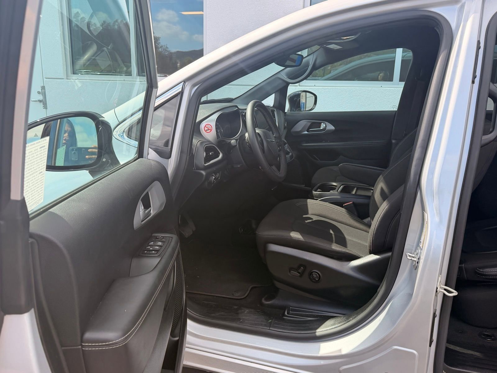 Used 2024 Chrysler Pacifica Touring image 8