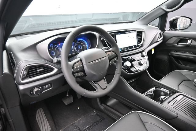 New 2027 Chrysler Pacifica Limited FWD image 17