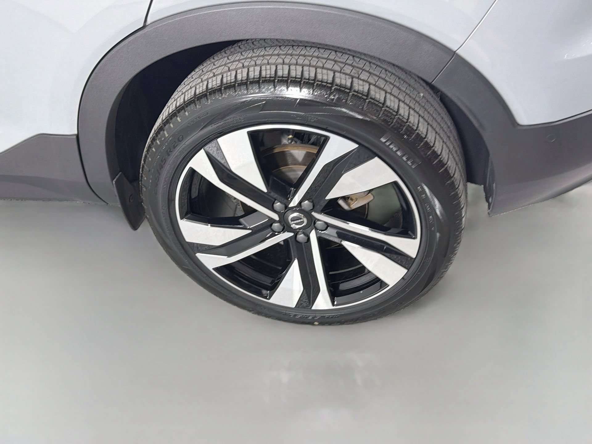 Certified 2024 Volvo XC40 B5 Plus AWD/4WD image 31