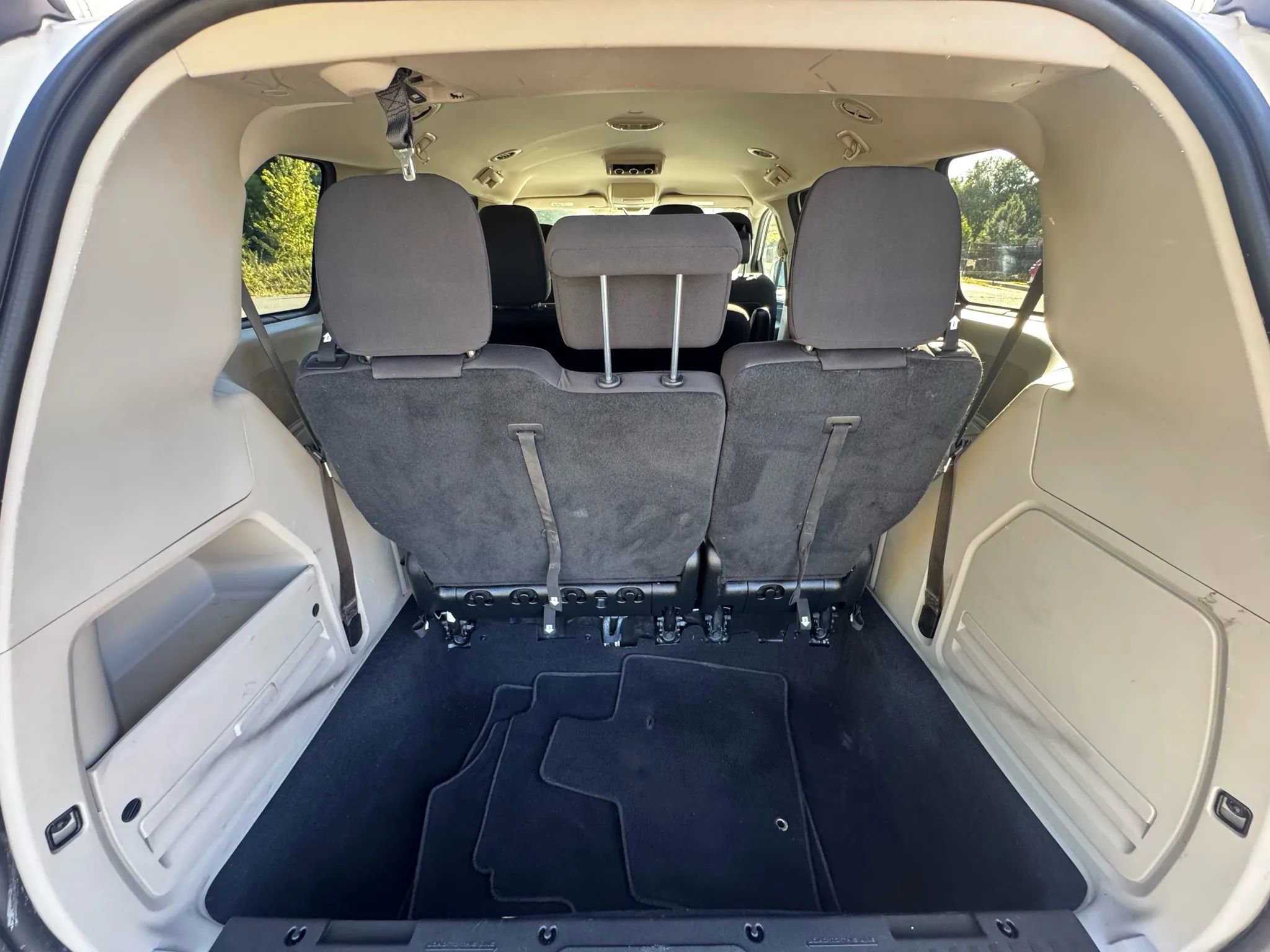 Used 2018 Dodge Grand Caravan SE w/ UConnect Hands-Free Group image 21