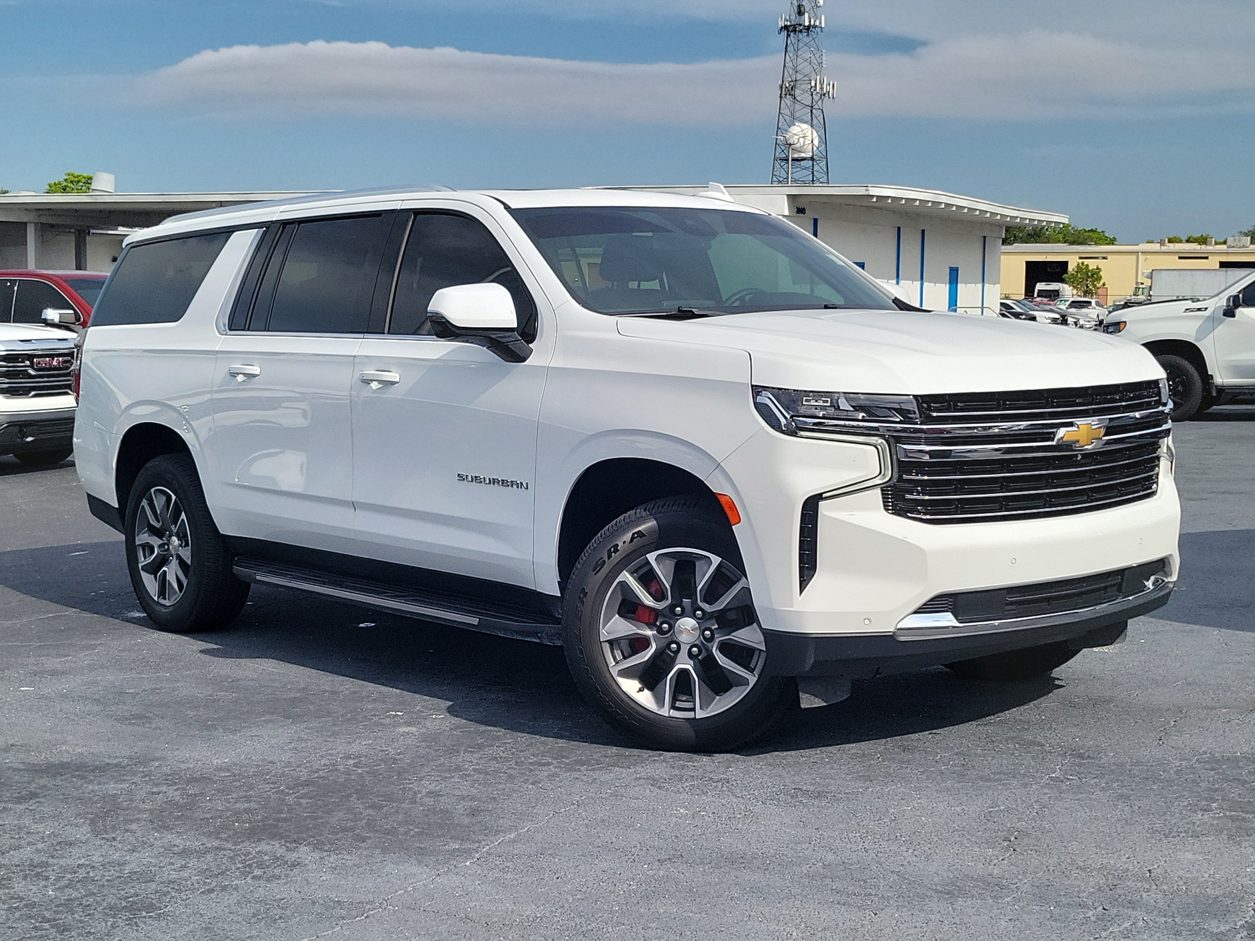 Used 2024 Chevrolet Suburban LT w/ Luxury Package RWD image 33