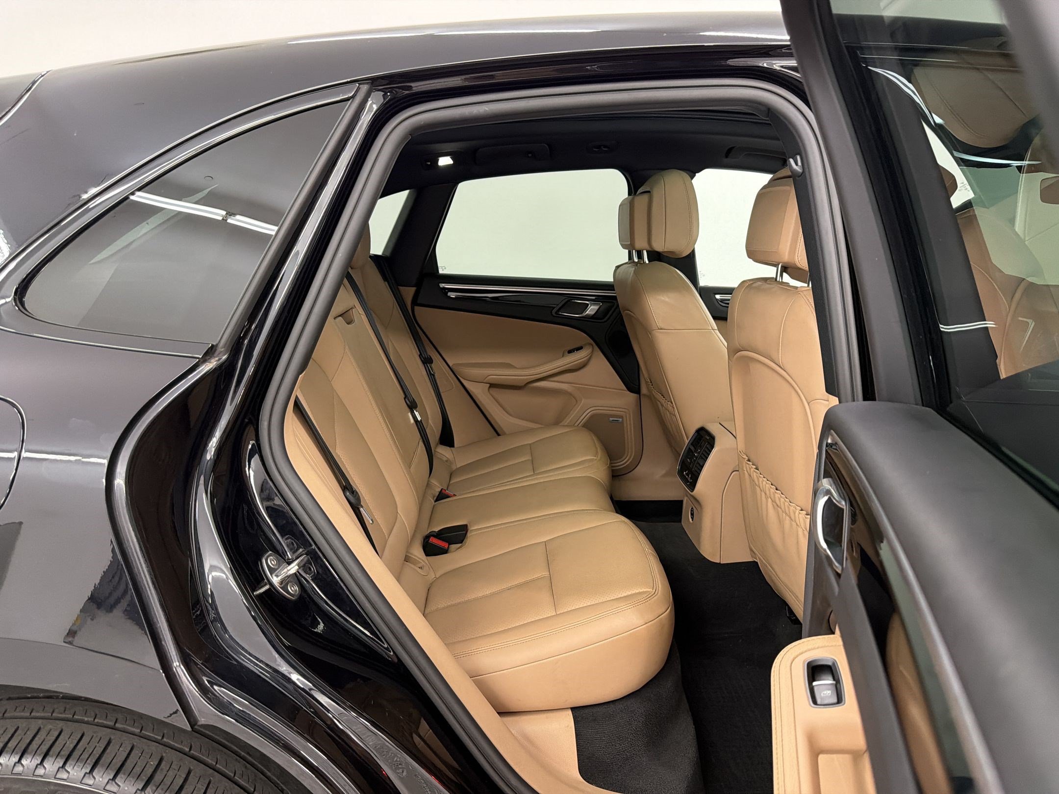 Certified 2023 Porsche Macan S AWD/4WD image 34