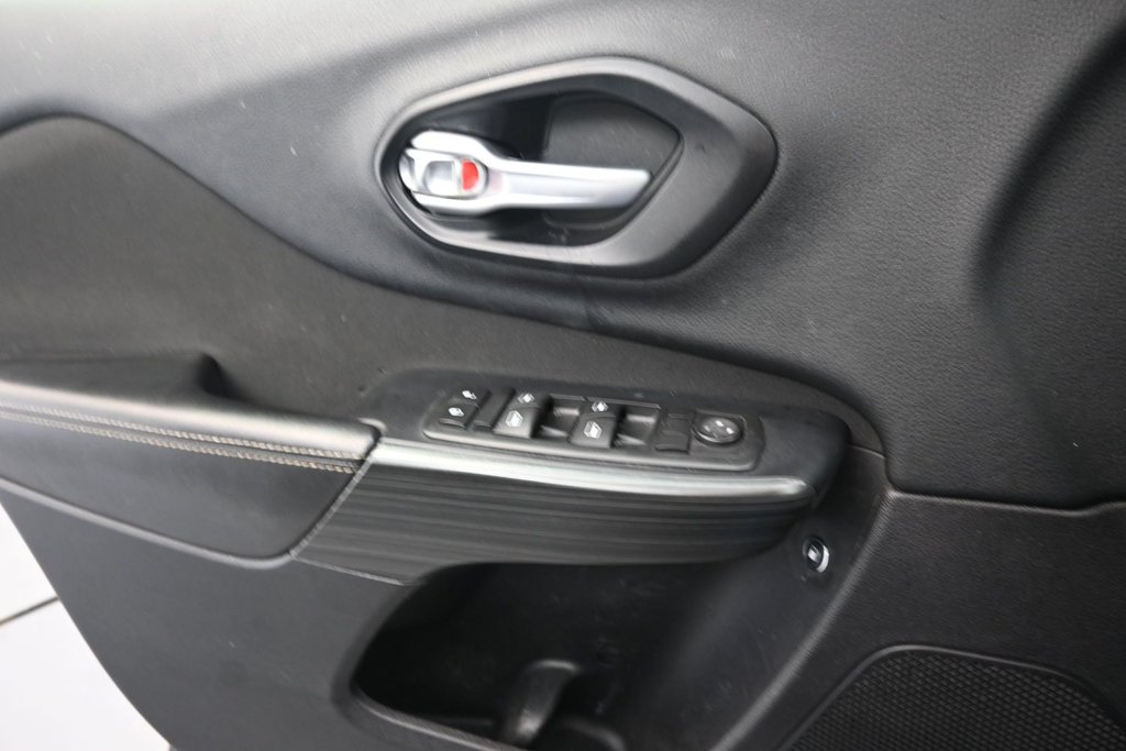 Used 2016 Jeep Cherokee Sport FWD image 12