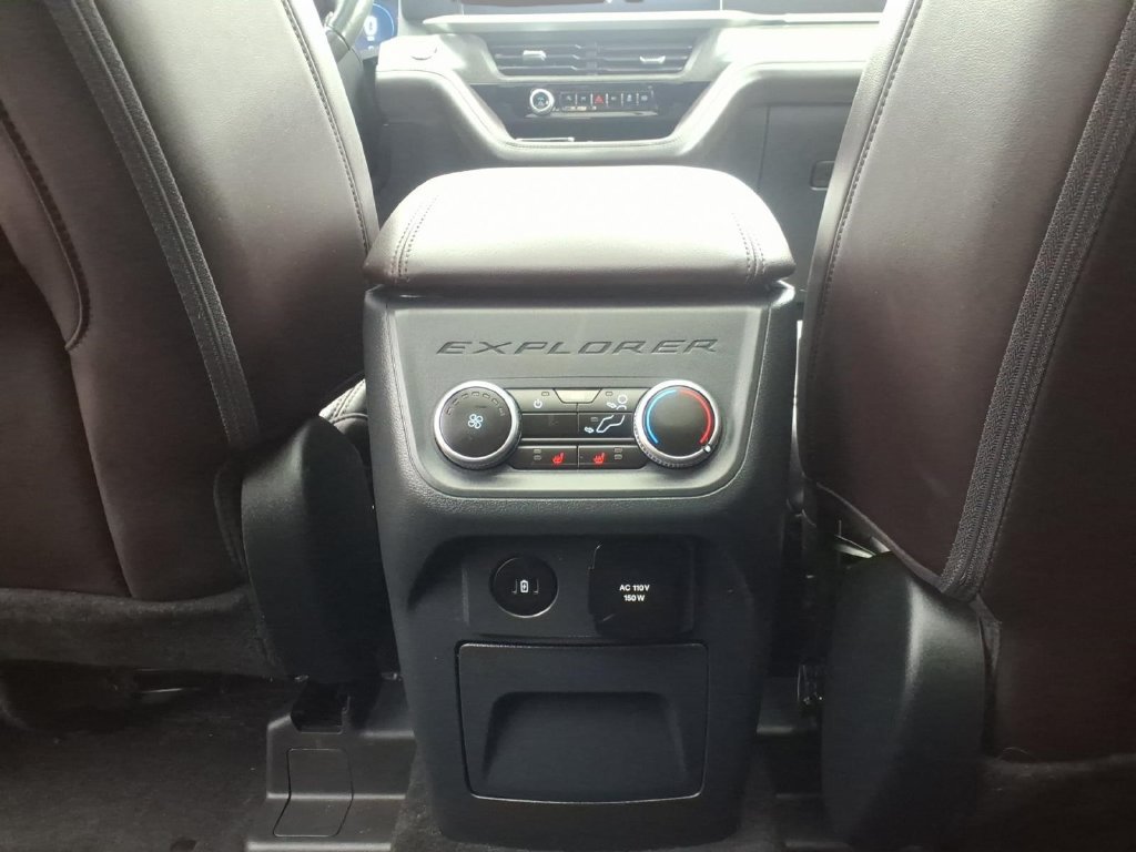 Used 2025 Ford Explorer Platinum w/ LUX Leather Package AWD/4WD image 18