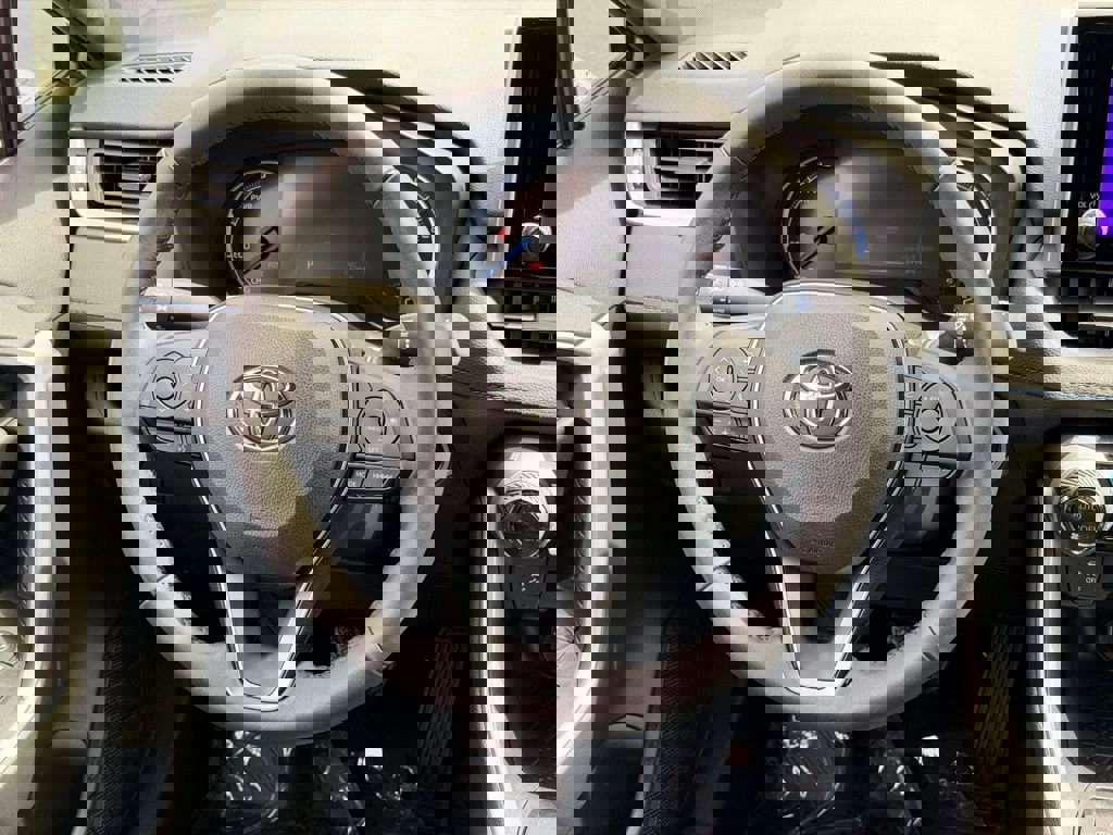 Used 2023 Toyota RAV4 SE image 18