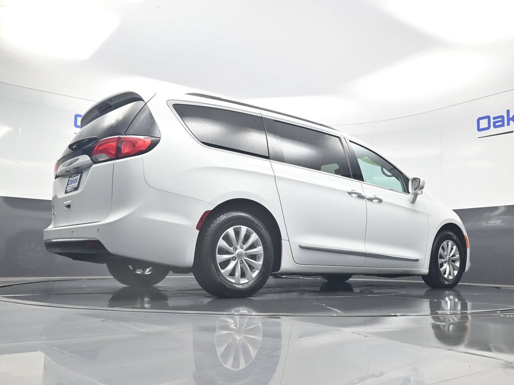 Used 2017 Chrysler Pacifica Touring-L FWD image 41