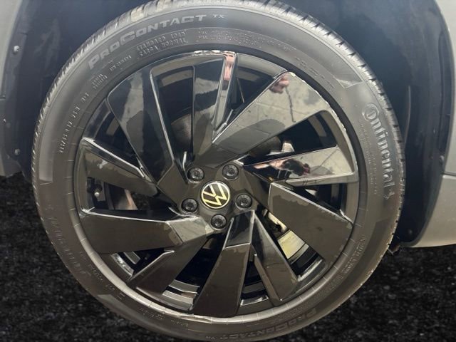 Certified 2024 Volkswagen Taos SE image 9