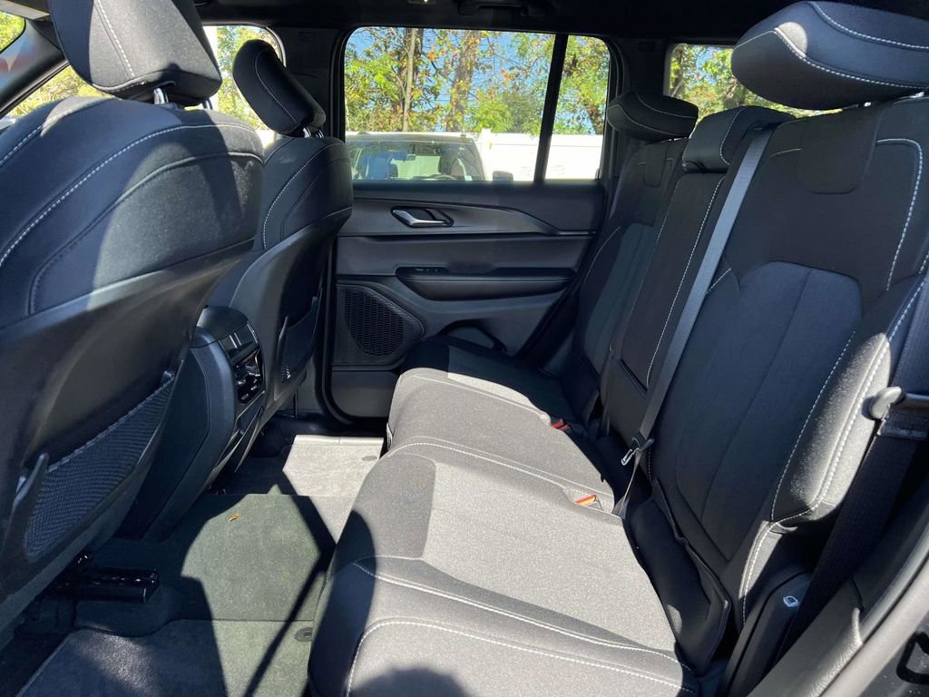 Used 2025 Jeep Grand Cherokee Laredo X AWD/4WD image 15