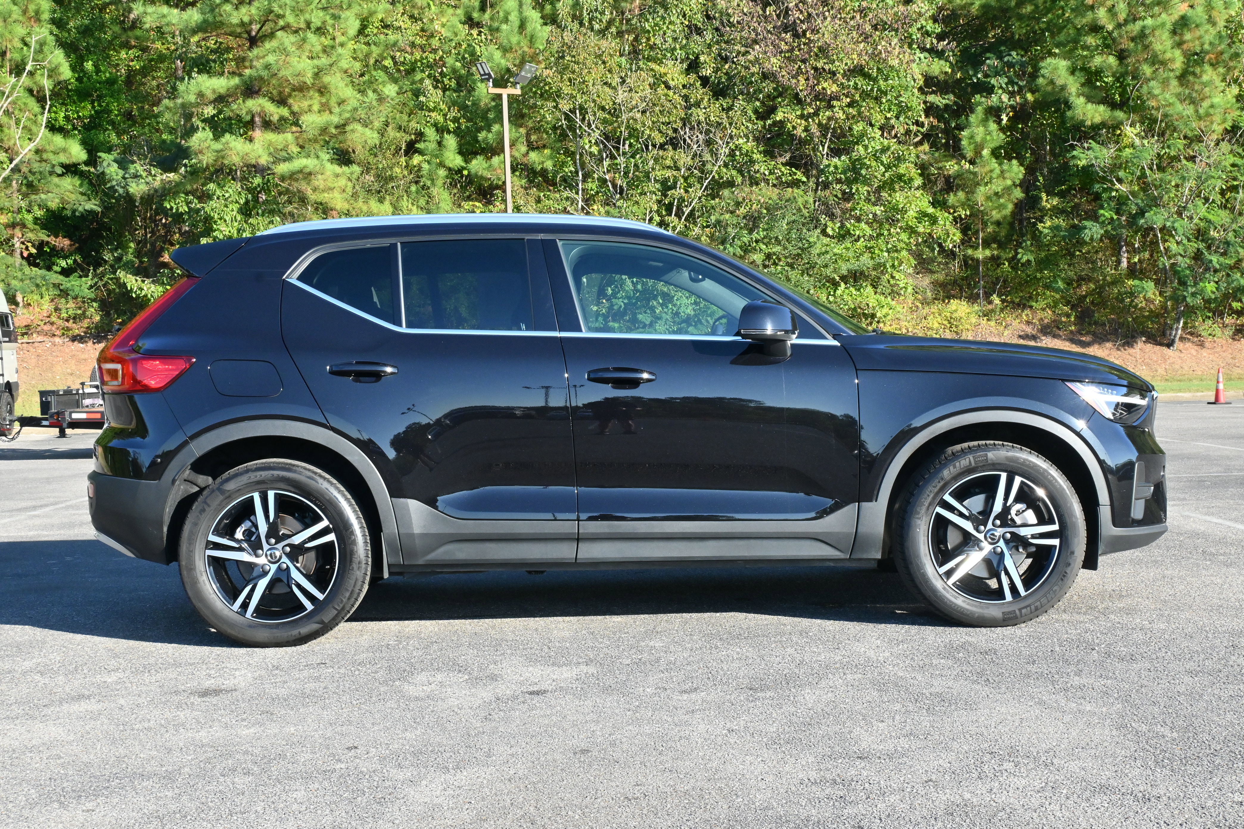 Used 2025 Volvo XC40 B5 Core image 10