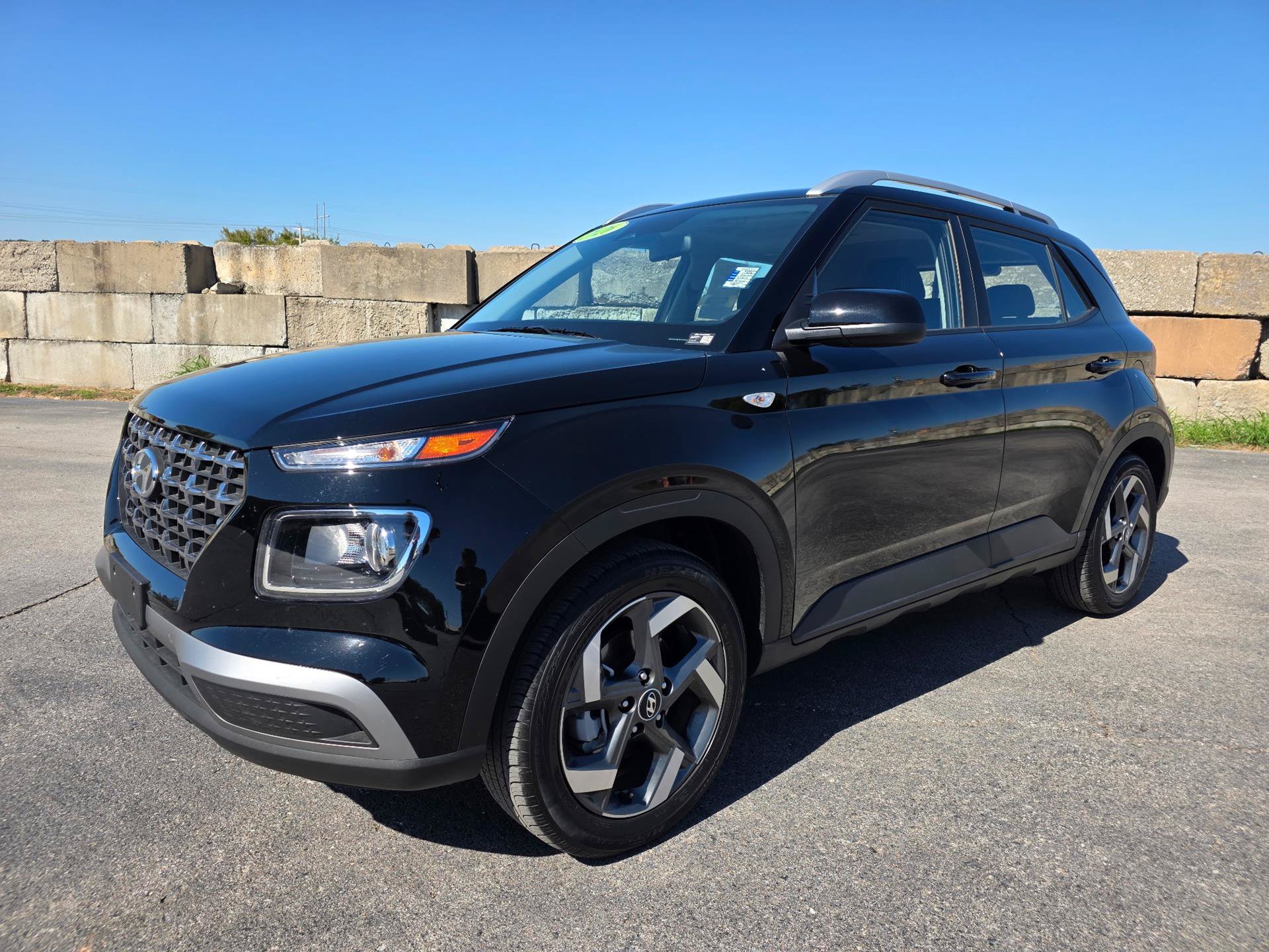 Used 2026 Hyundai Venue SEL FWD image 2