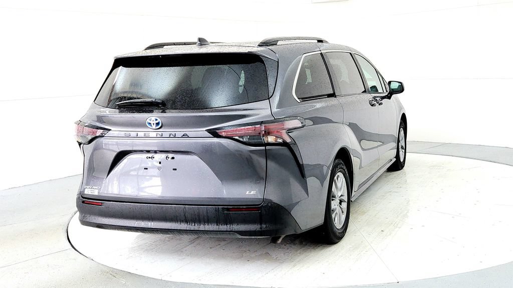 Used 2025 Toyota Sienna LE AWD/4WD image 5