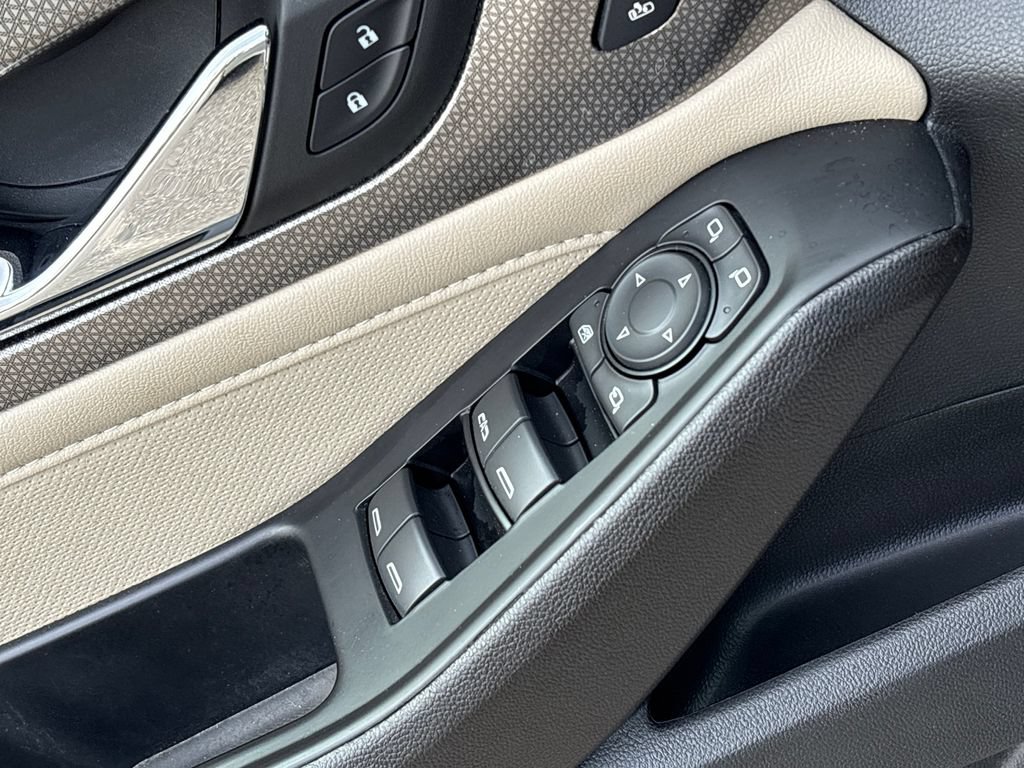 Used 2023 Chevrolet Traverse Premier FWD image 11