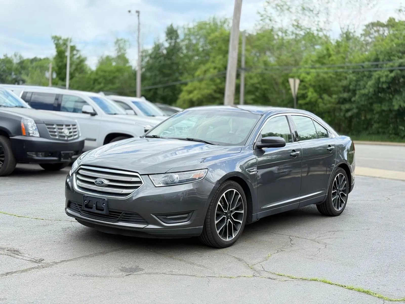 Used 2017 Ford Taurus SEL w/ Equipment Group 201A AWD/4WD image 3