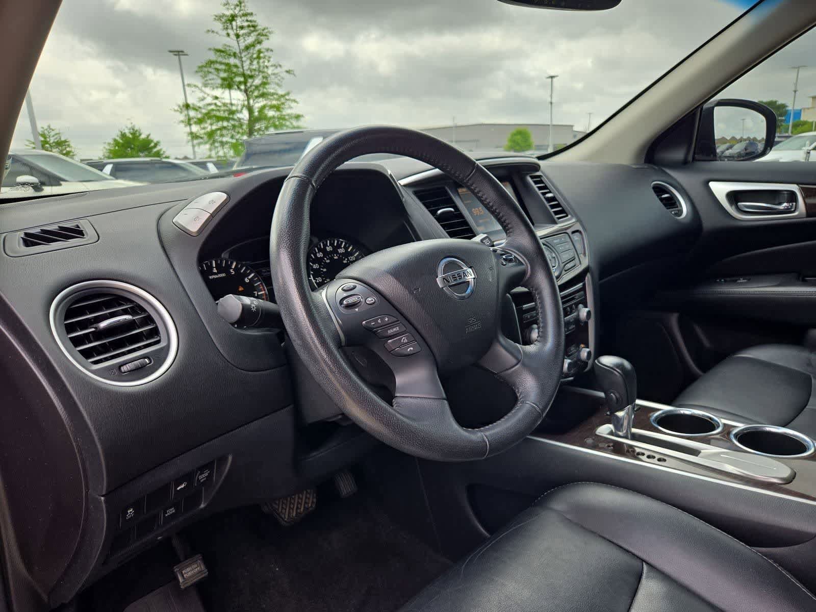 Used 2014 Nissan Pathfinder SL w/ Cargo Package FWD image 2
