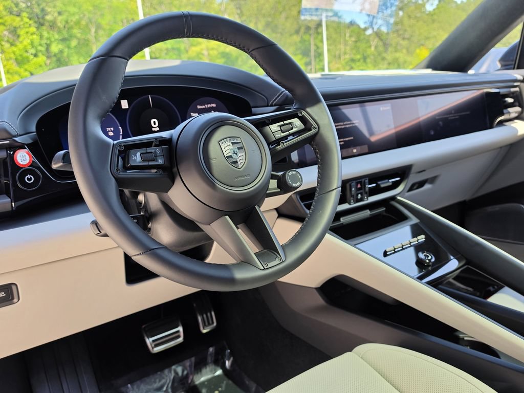 Certified 2025 Porsche Macan Turbo Electric AWD/4WD image 4