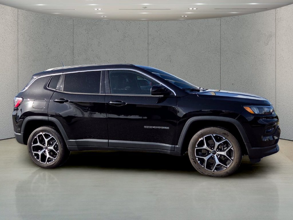 Used 2025 Jeep Compass Limited AWD/4WD image 3